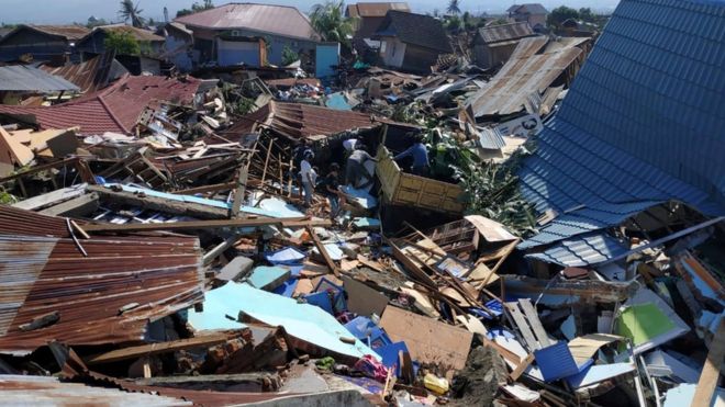 Resultado de imagem para IndonÃ©sia foi alvo de uma sÃ©rie de tremores sendo o de maior magnitude 7,5 graus na escala Richter