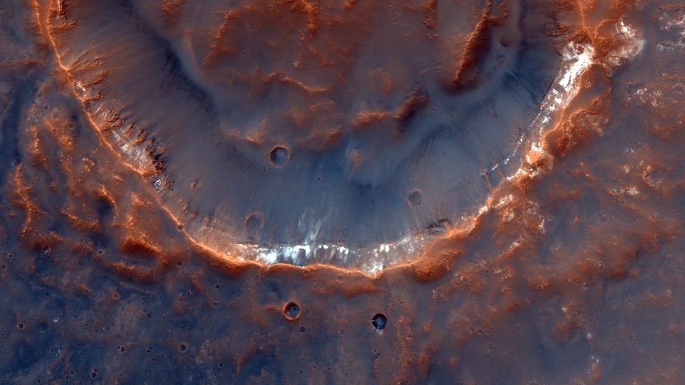 O CaSSIS captura crateras como esta, que está localizada na região de Mawrth Vallis de Marte. Fonte: ESA/ROSCOSMOS/CASSIS.