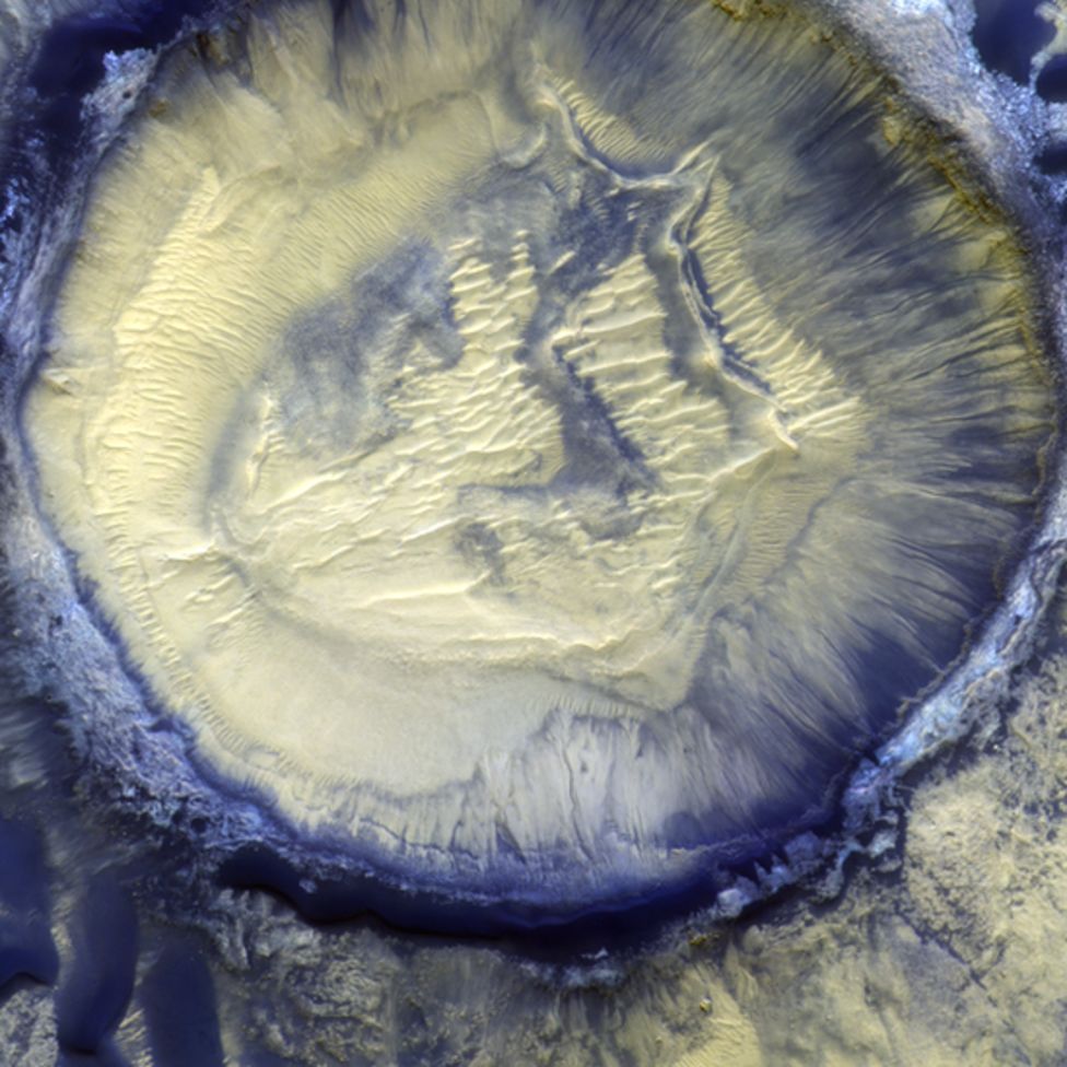 As diferenças de composição nas superfícies são mostradas nesta imagem da Cratera Moni na Bacia da Cratera Kaiser. Fonte: ESA/ROSCOSMOS/CASSIS.