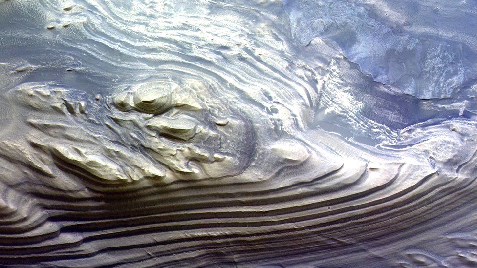 O CaSSIS revelou leitos sedimentares como esses em um monte em Juventae Chasma. Fonte: ESA/ROSCOSMOS/CASSIS.