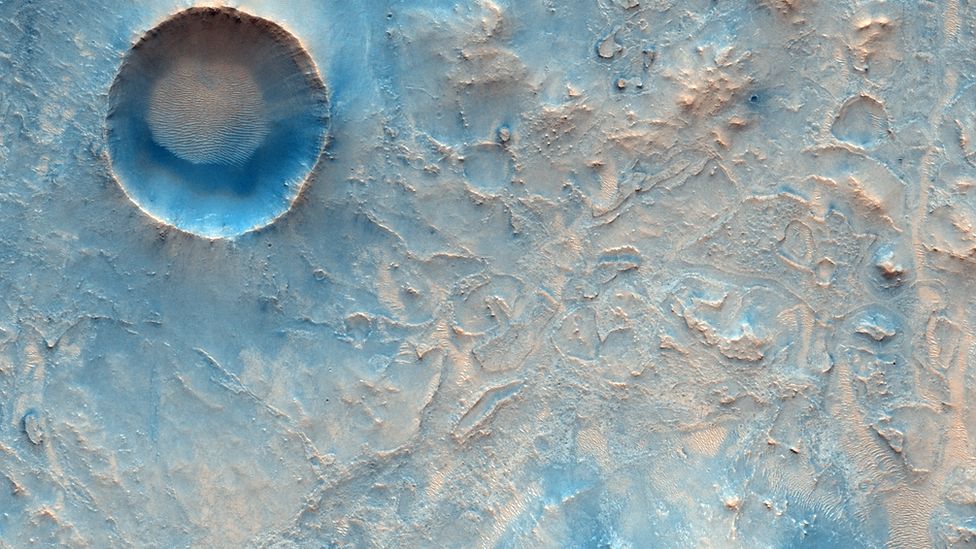 Esta imagem mostra uma área perto do local de pouso planejado do Perseverance que pode fazer parte das futuras travessias do rover na superfície. Fonte: ESA/ROSCOSMOS/CASSIS.