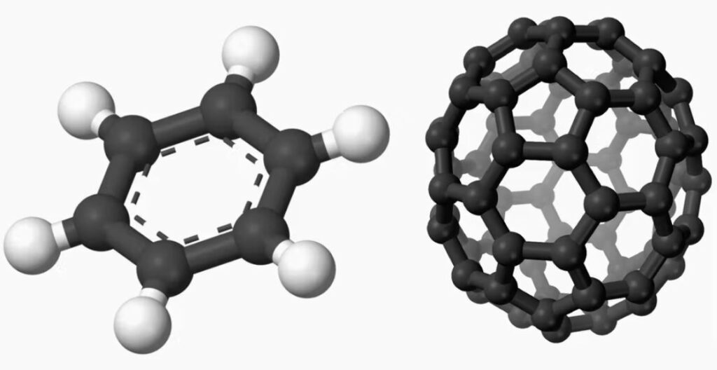 Diagramas dos átomos que compõem as moléculas benzeno, à esquerda, e fulereno, à direita. Fonte: Jynto (esquerda) Benjah-bmm27 (direita)/Wikimedia Commons.