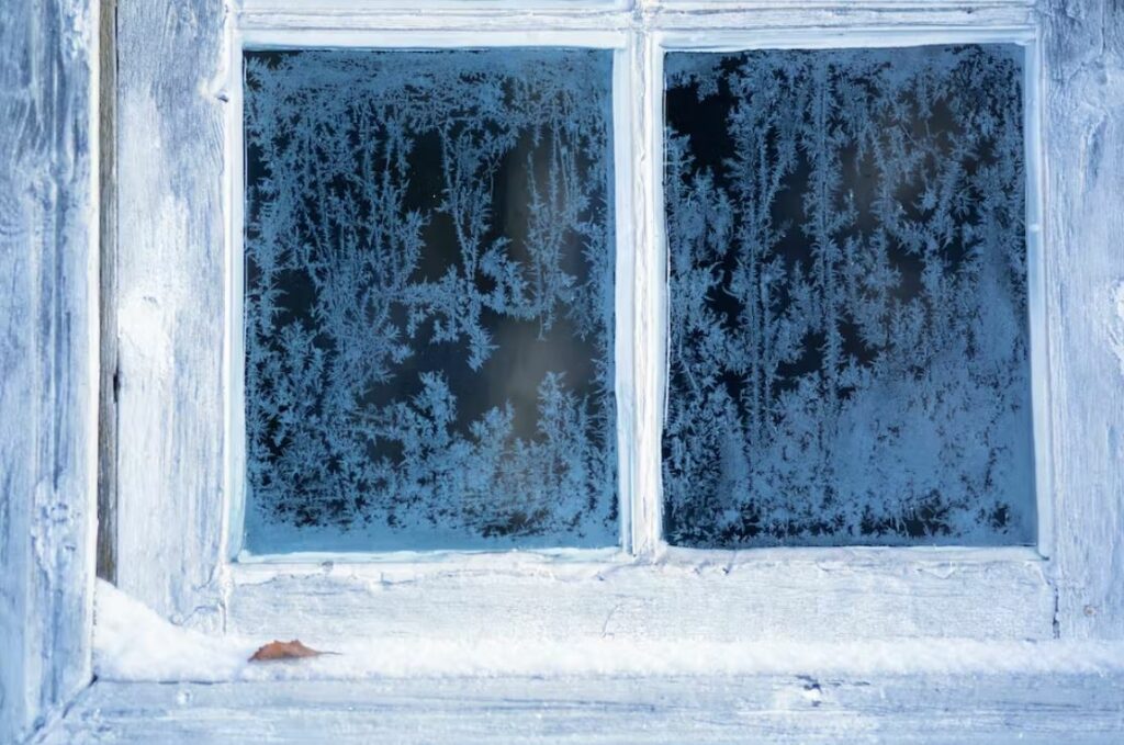 Cristais de gelo em uma janela antiga na Noruega. Fonte: Baac3nes/Moment via Getty Images.